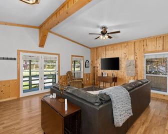 Large family & dog friendly with great reviews off Big Cypress Bayou/Caddo Lake - Karnack - Living room