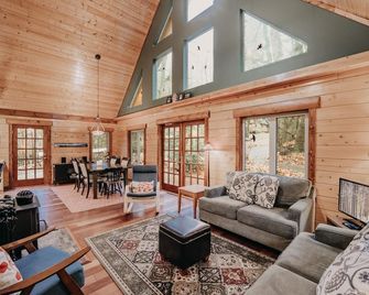 Glacier Springs Cabin 21 - This family home says Cabin in the Country - Glacier - Living room