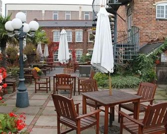 Lyndon House Hotel - Уолс олл - Патіо