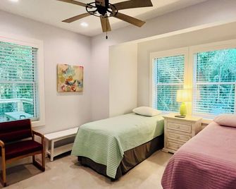 Forest View- Pet friendly! Steps to Apalachicola River - Apalachicola - Bedroom