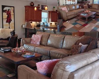 Large Executive Home. Near all highways.15 min to airport, base and downtown. - North Little Rock - Living room