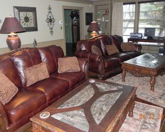 Tod Mansion on Private Estate: 6000 Sq Ft sleeps 16 with 6 bathrooms - Hubbard - Living room