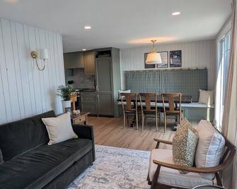 Fox Cottage, beautifully renovated George Lake cottage, miles from Spicer - Spicer - Sala de estar