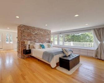 Cape Cod Home w/Ocean View, Roof Top, Pool & Hot Tub - Wellfleet - Bedroom