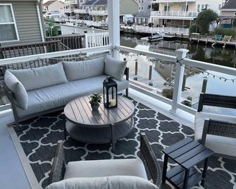 Beautiful new home with heated pool on a lagoon - Manahawkin