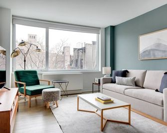Hip East Village 1BR w/ Gym, W/D, Doorman, near Union Sq., by Blueground - New York - Ruang tamu