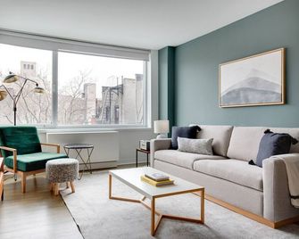 Hip East Village 1BR w/ Gym, W/D, Doorman, near Union Sq., by Blueground - Nueva York - Sala de estar