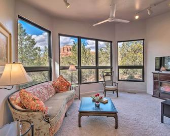 Sedona Apartment with Private Patio and Red Rock Views - Sedona - Living room