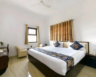 Goyal Hoteliers- Hotel the First - Fatehabad - Bedroom