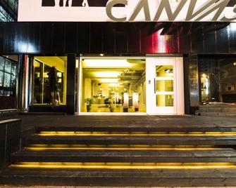 Canvas Hostel - פוסן - בניין