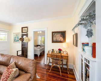 Lotus Eclectic Charm near Downtown and River - Melbourne - Living room