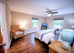 ️Charming Coastal/Country Home w/3 Acres & Sauna!️ - Stevensville - Bedroom