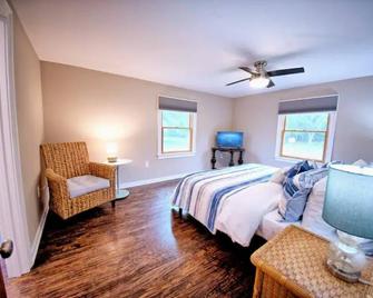 ️Charming Coastal/Country Home w/3 Acres & Sauna!️ - Stevensville - Bedroom