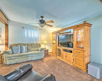 Caldwell House with Grill about 1 Mi to Downtown! - Caldwell - Living room
