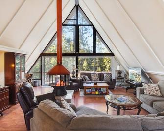 Woodside Hideout - Hop Away from Activities - Tahoma - Living room