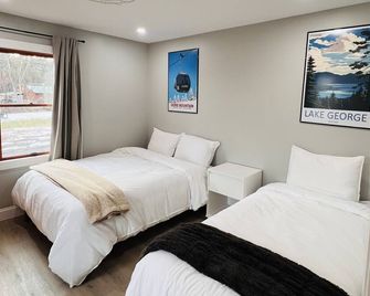 Red Oak Cabin: Our cozy cabin is tucked away but still close to any adventure! - Lake George - Bedroom