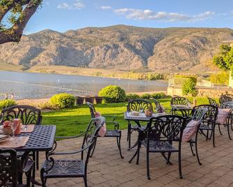 Desert Surfside Waterfront Accommodations - Osoyoos - Patio