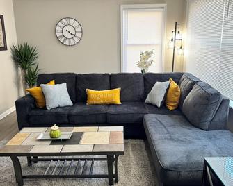 Modern 3 Bedroom house 30 miles from CHI - Park Forest - Living room