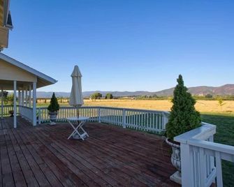 Makiivka Estate - Lakeport - Balkon