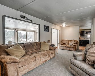 Rhinelander Vacation Rental With Yard On - Райнлендер - Вітальня