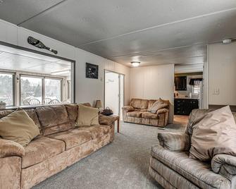 Rhinelander Vacation Rental with Yard on Venus Lake! - Rhinelander - Wohnzimmer