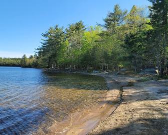 Sandy beaches, big trees, lovely 3BR lodge - private lakefront. Mahone Bay area - Mahone Bay - Beach
