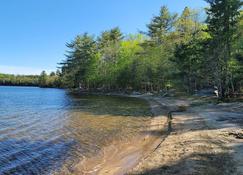 Sandy beaches, big trees, lovely 3BR lodge - private lakefront. Mahone Bay area - Mahone Bay - Beach