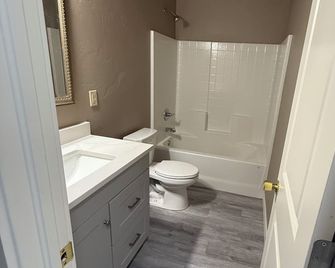 3-bedroom 2-bathrooms house in peaceful Chickasha / Downtown area - Chickasha