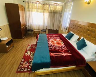 The Kuber Hotel & Restaurant - Kalpa - Bedroom