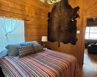 Cozy Log Cabin called Buffalo Horizon. Sleeps 4. Close to Frio River - Concan - Bedroom