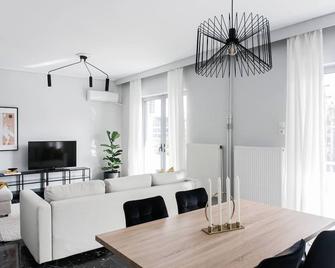 Spacious & Airy 1br Apartment Near Helexpo Marousi - Marousi - Dining room