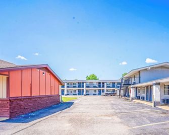 Deluxe Inn & Suites By OYO Miami Ok - Miami - Budova