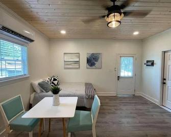 Beautifully Renovated Studio 2 Miles From Marina! - Winchester - Dining room