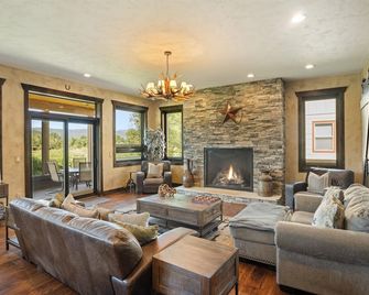 Waterfront & Mt. Sopris Views! Fly-Fishing Custom Home, Incl. 2 Fishing Badge - Carbondale - Soggiorno