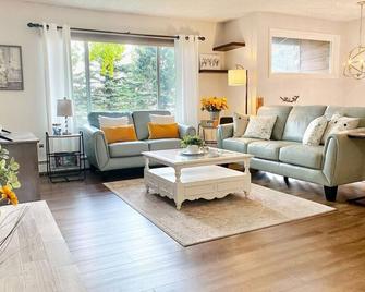 Beautiful Family Getaway w/ Fireplace, Deck, Yard & Game Room - Anchorage - Sala de estar