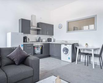 Cosy Budget Apartment in Dudley - Brierley Hill - Kitchen