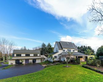 Morning Calm Lodge Limited - Hamilton - Building