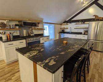 Hay Loft in Historic Barn - 4 Minutes to Legoland / Racetrack Views - Goshen - Kitchen