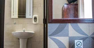 Hotel Estefania - Morelia - Bathroom