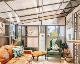 Tampa Stadium Vacation Rental - Tampa - Living room