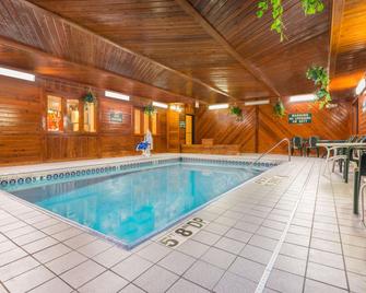 Days Inn by Wyndham Topeka - טופקה - בריכה