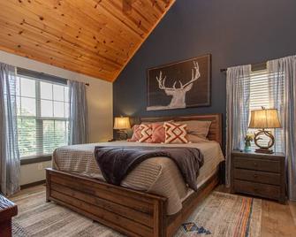 Gorgeous cabin 3bdrm/3bth, hot tub, fireplace, kid/pet friendly - Galena