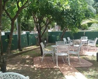 Milano Tourist Rest - Anuradhapura - Patio