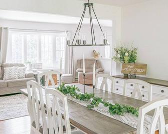 Sleeps up to 18 people, perfect for a family getaway - Honey Brook - Comedor
