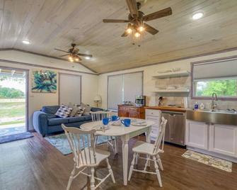 Elsie Mae's Place - Peaceful Acres - Rogersville - Comedor
