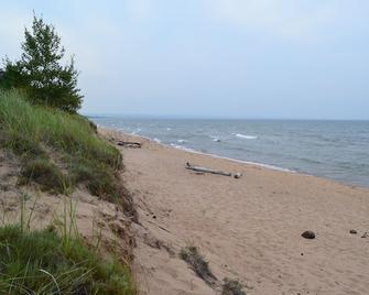 Rustic Foxhole - Marquette - Beach