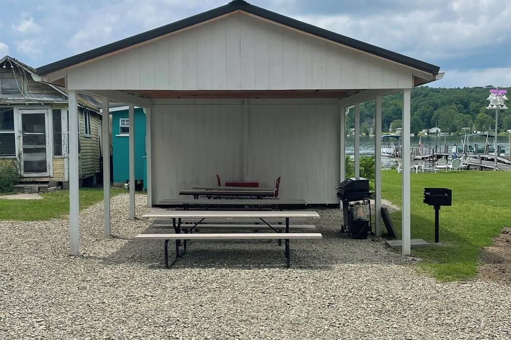 Bluebird Cottage: Cozy Rustic Lakefront Escape at The Pier, Perfect for 6!