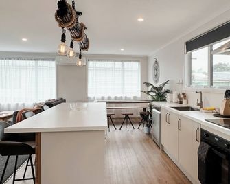 Two One Two - Hokitika - Kitchen