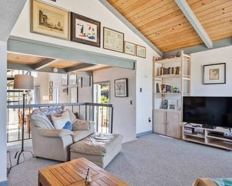 Nature Lover's Paradise Just Steps to Beach and Dogs Are Welome - Bodega Bay - Living room
