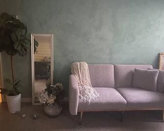 Charming Master Bedroom, One Room Only, In A Peaceful Kennesaw/Marietta Area. - Marietta - Living room